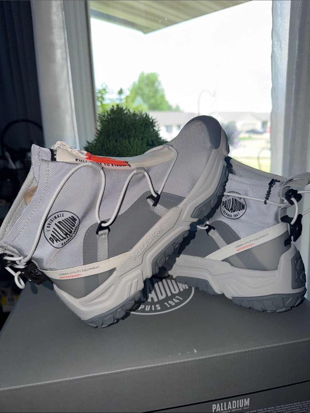 NWT Palladium Off-Grid Hi Zip WP. Mens 6/ Women’s 7.5.